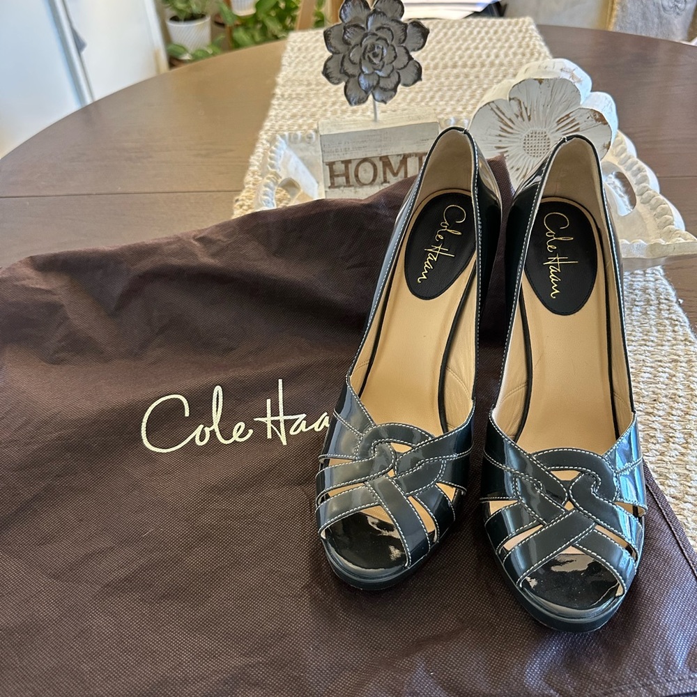 COLE HAAN SHOES. Size 9.5.